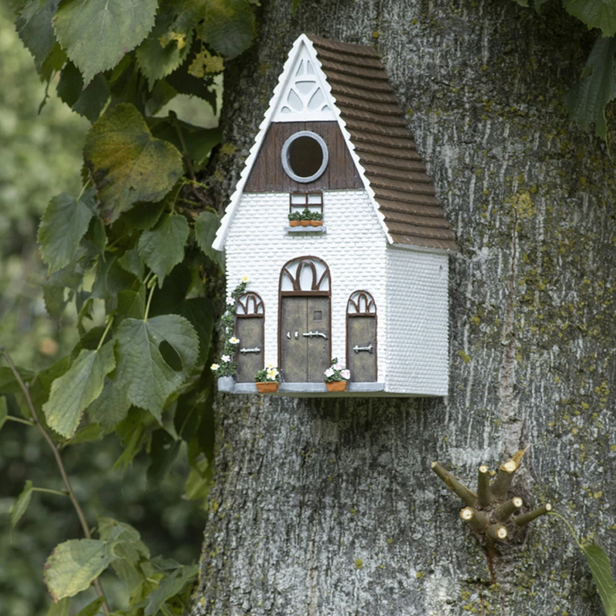 ESSCHERT DESIGN Farmhouse Resin Birdhouse - Image 4